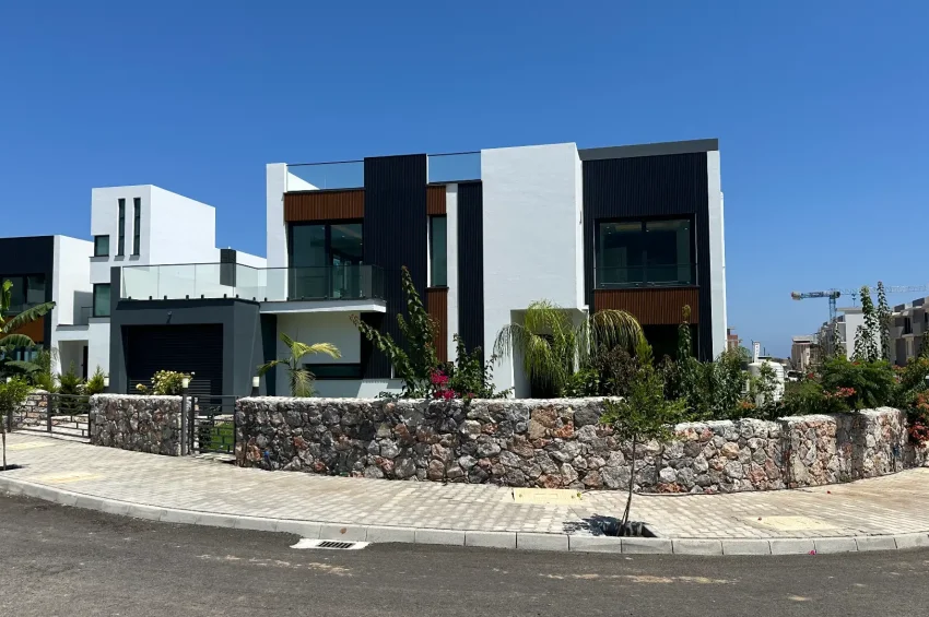 4 Bedroom Villa for Sale in Karşıyaka, Kyrenia, Walking Distance to the Sea, Access to 5★ Complex Facilities