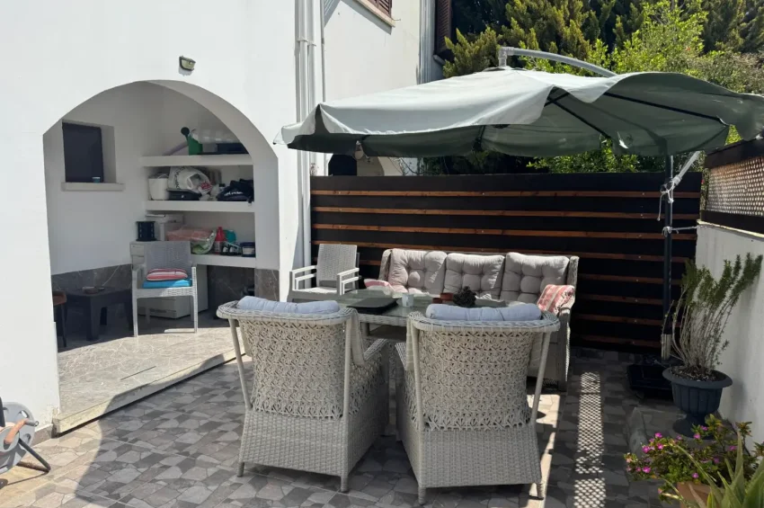 Parvilla med 3 sovrum i Tatlisu, gemensam pool och privat trädgård