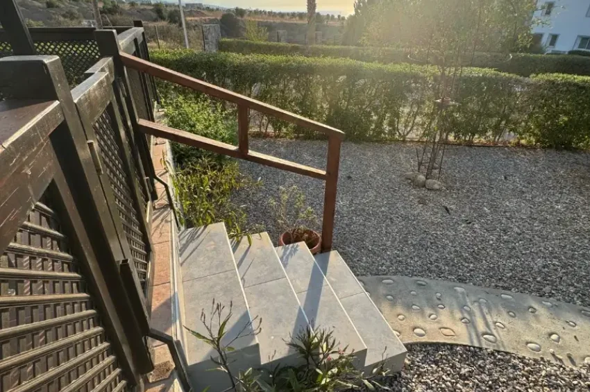 Loftlägenhet med 2 sovrum i markplan i Bahçeli – Stor terrass och sociala faciliteter i området