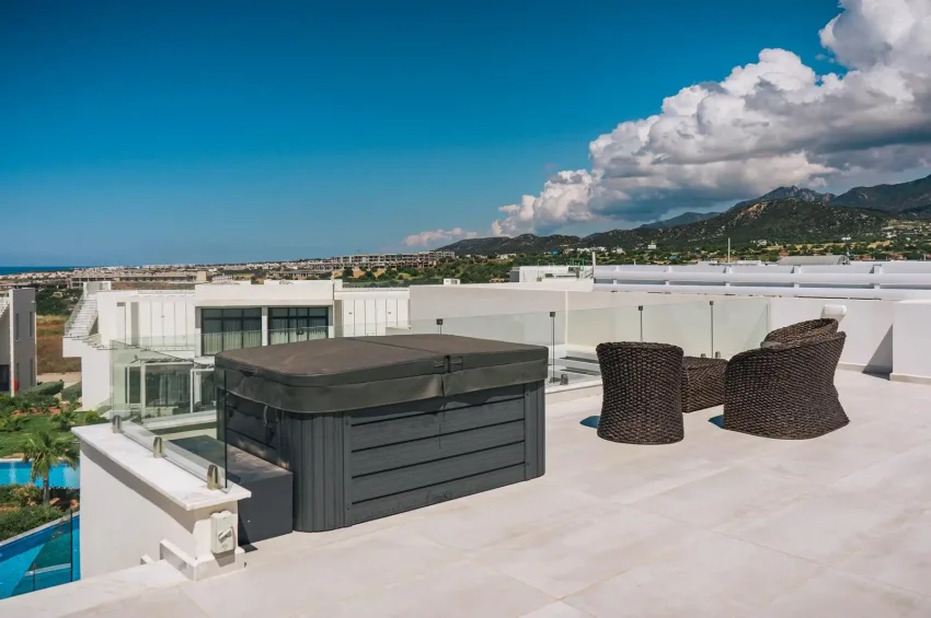 Penthouseleilighet med 2 soverom i et boligkompleks ved sjøen med gulvvarme + jacuzzi