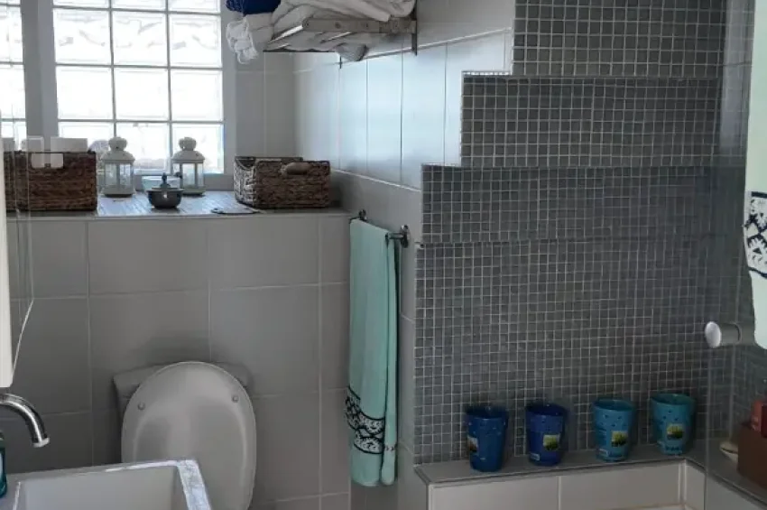 Voll möblierte Triplex-Eckwohnung mit 2 Schlafzimmern + Auto inklusive