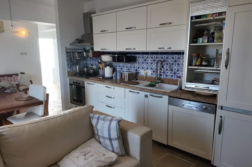Voll möblierte Triplex-Eckwohnung mit 2 Schlafzimmern + Auto inklusive