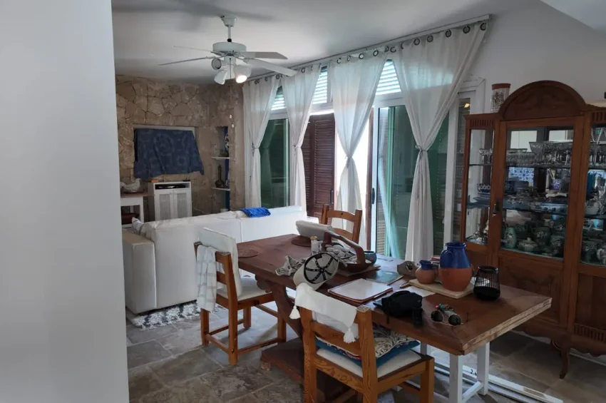 Voll möblierte Triplex-Eckwohnung mit 2 Schlafzimmern + Auto inklusive