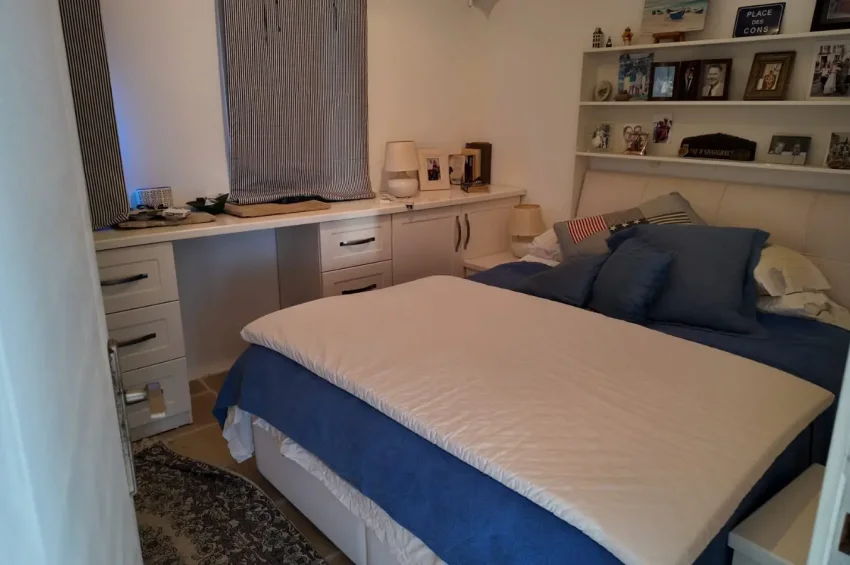 Voll möblierte Triplex-Eckwohnung mit 2 Schlafzimmern + Auto inklusive