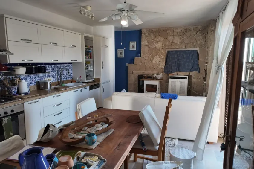 Voll möblierte Triplex-Eckwohnung mit 2 Schlafzimmern + Auto inklusive