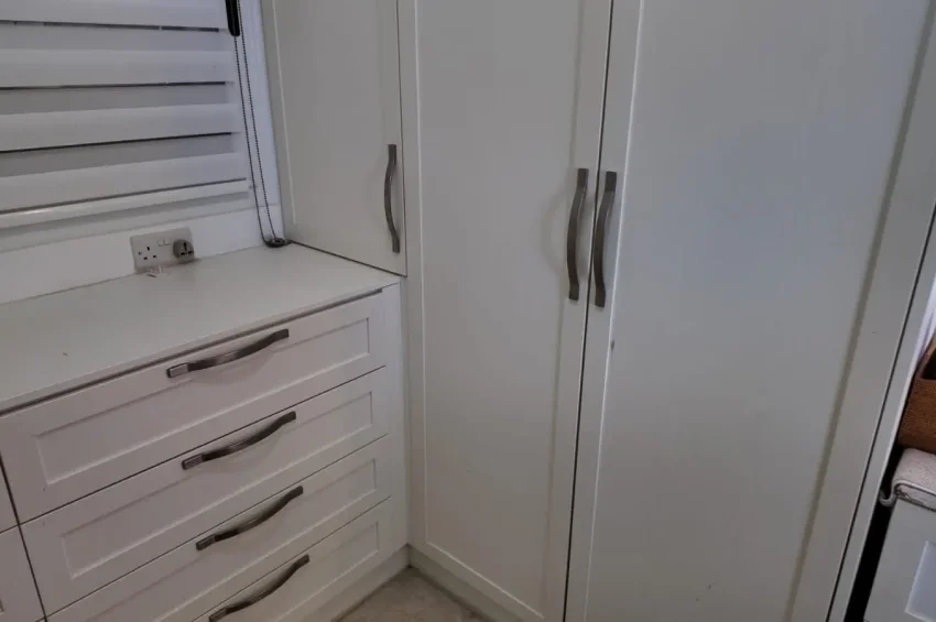Voll möblierte Triplex-Eckwohnung mit 2 Schlafzimmern + Auto inklusive