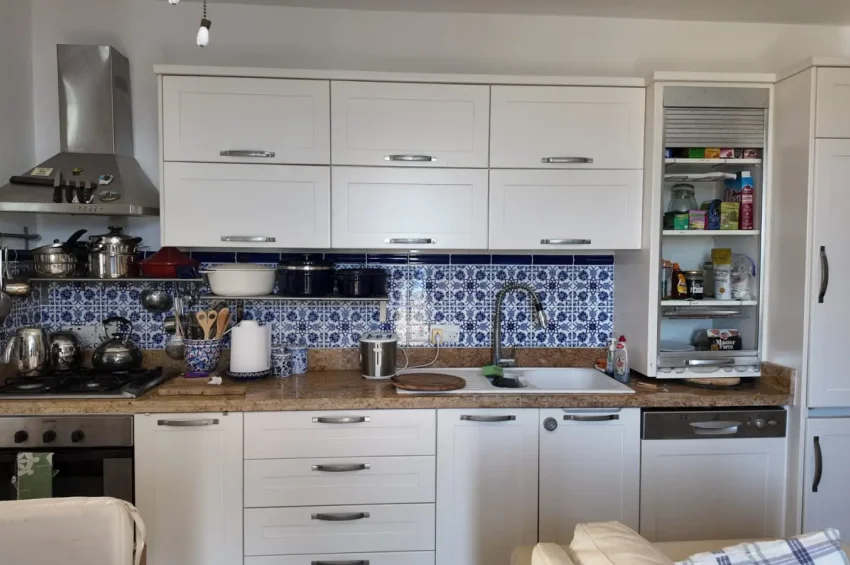 Voll möblierte Triplex-Eckwohnung mit 2 Schlafzimmern + Auto inklusive