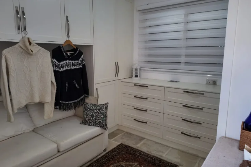 Voll möblierte Triplex-Eckwohnung mit 2 Schlafzimmern + Auto inklusive