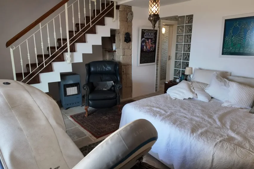 Voll möblierte Triplex-Eckwohnung mit 2 Schlafzimmern + Auto inklusive