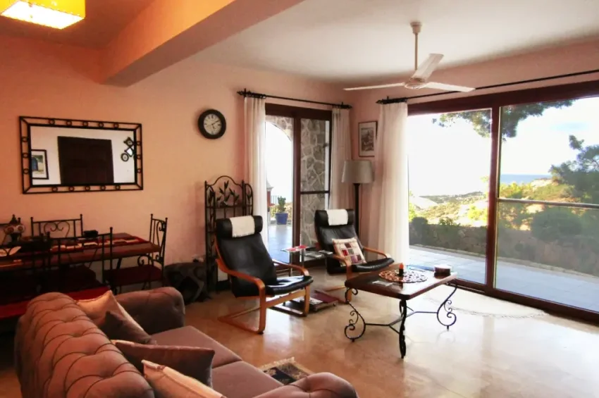 Villa med 3 soverom, privat basseng og sjø- og fjellutsikt i Esentepe