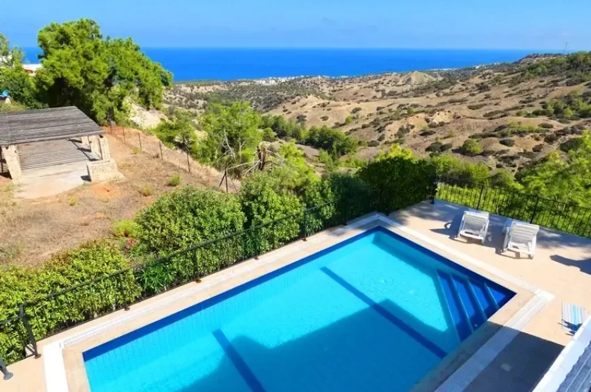 Villa med 3 soverom, privat basseng og sjø- og fjellutsikt i Esentepe