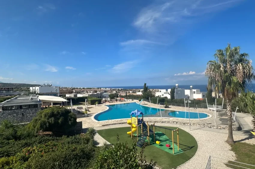 Dwupoziomowy penthouse z 2 sypialniami oraz widokiem na morze i góry w Bahçeli