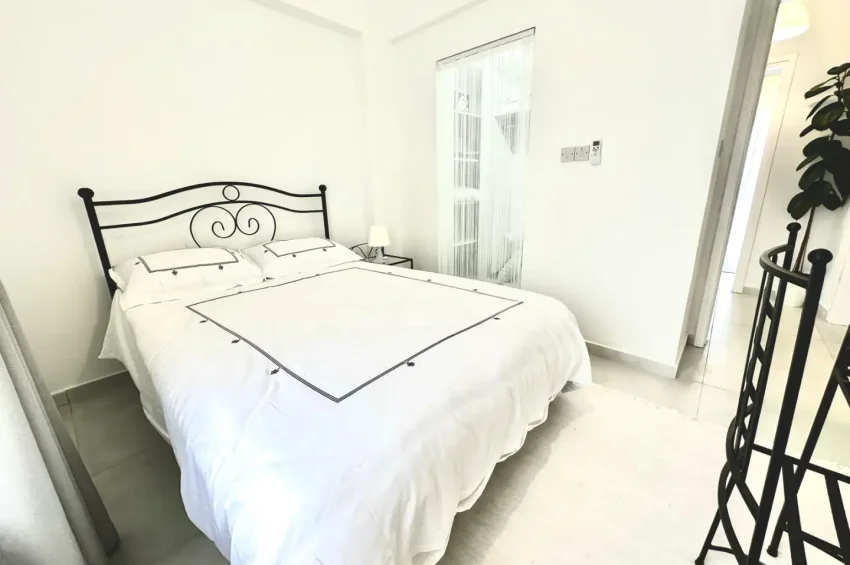 Dwupoziomowy penthouse z 2 sypialniami oraz widokiem na morze i góry w Bahçeli