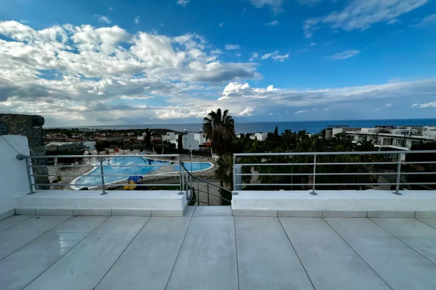 Dwupoziomowy penthouse z 2 sypialniami oraz widokiem na morze i góry w Bahçeli