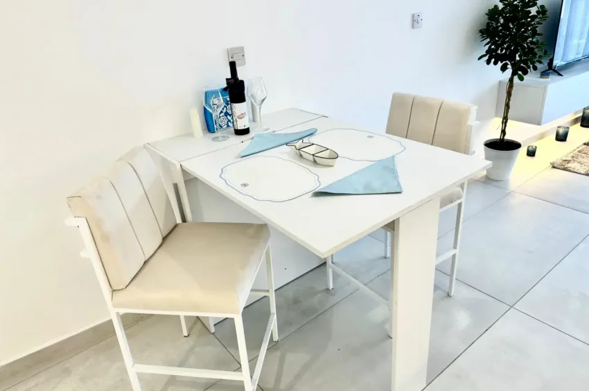 Dwupoziomowy penthouse z 2 sypialniami oraz widokiem na morze i góry w Bahçeli