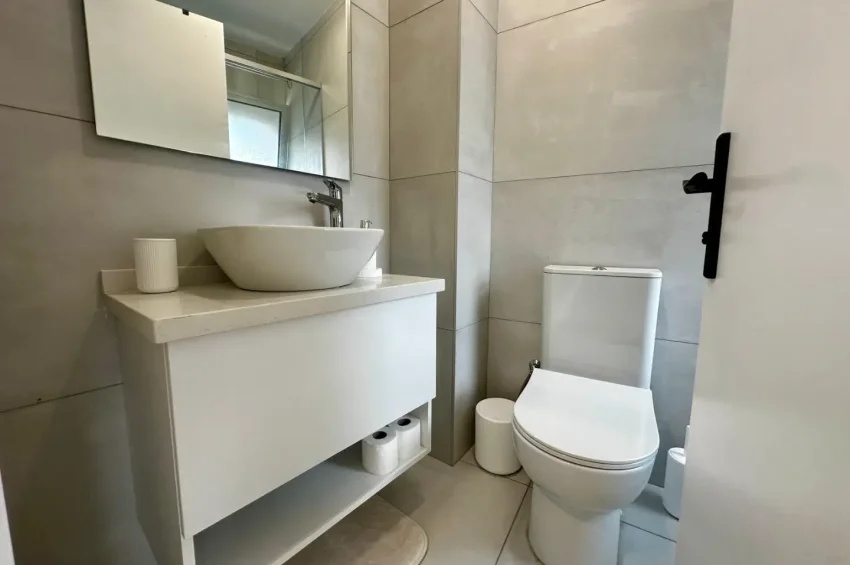 Dwupoziomowy penthouse z 2 sypialniami oraz widokiem na morze i góry w Bahçeli