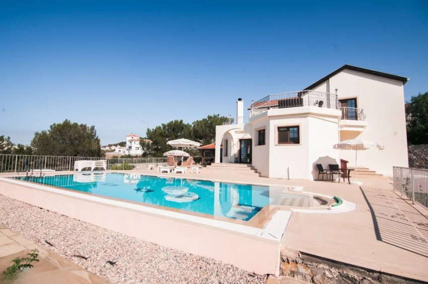 Geräumige Villa mit 4 Schlafzimmer und atemberaubendem Meerblick