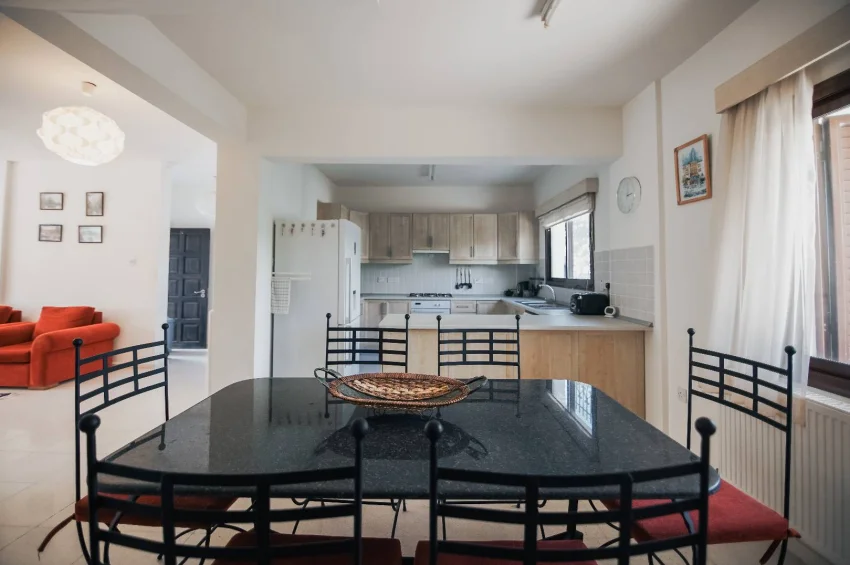 4 Bedroom Private Villa within Walking Distance to the Shore