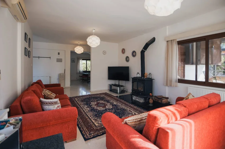 4 Bedroom Private Villa within Walking Distance to the Shore