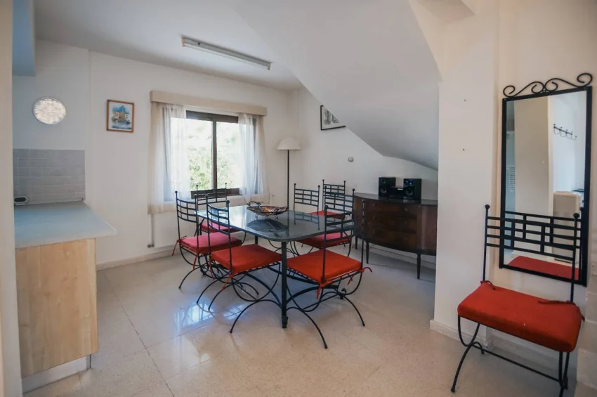 4 Bedroom Private Villa within Walking Distance to the Shore