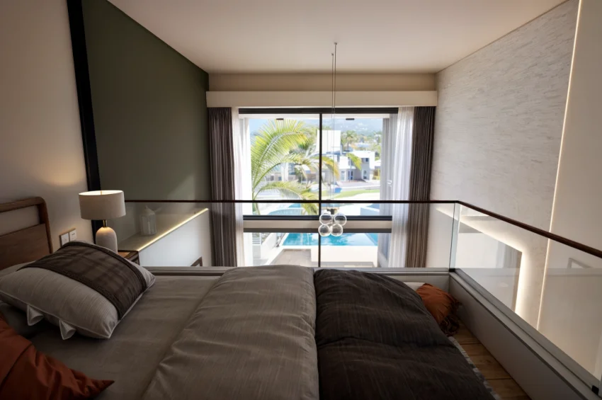 Stunning 1 Bedroom Loft with sea and mountain views